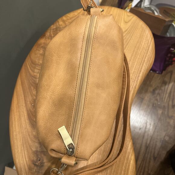 Leather Tan Purse Handbag Gold Accents Adjustable Straps - Picture 2 of 9